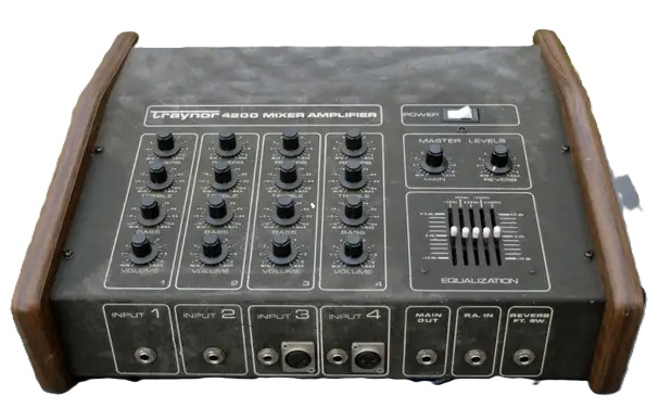 Penampakan Mixer Power TRAYNOR 4200